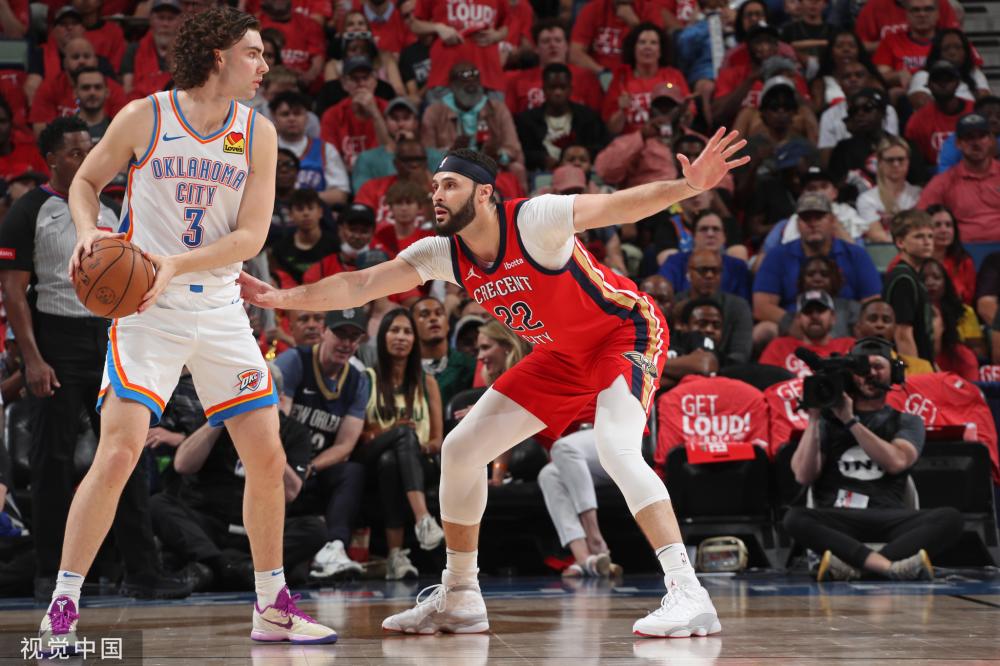 他在攻防两 他在攻防两